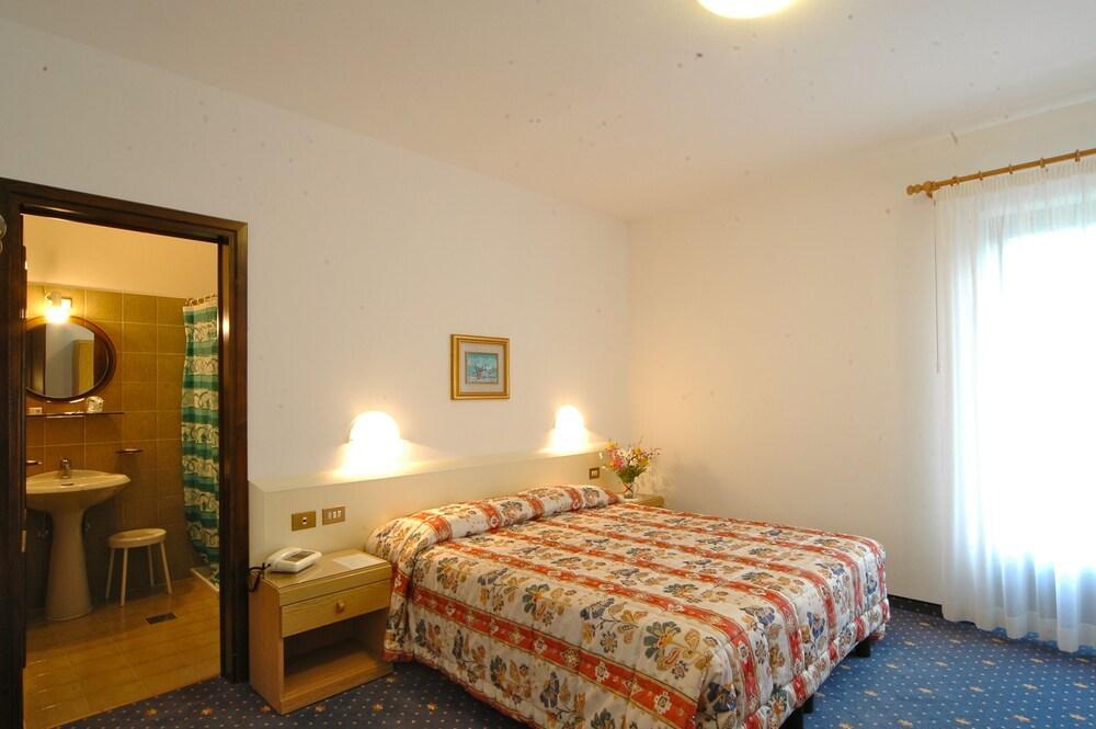 Hotel Garni Roberta Мальга-Чапелла Экстерьер фото